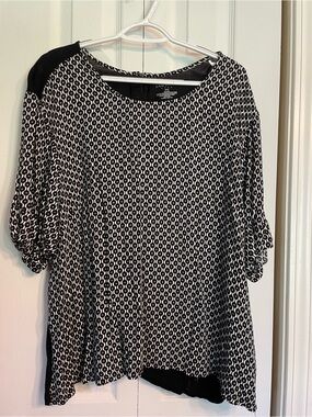 Lane Bryant Black and White Geometric Scoop Neck Blouse